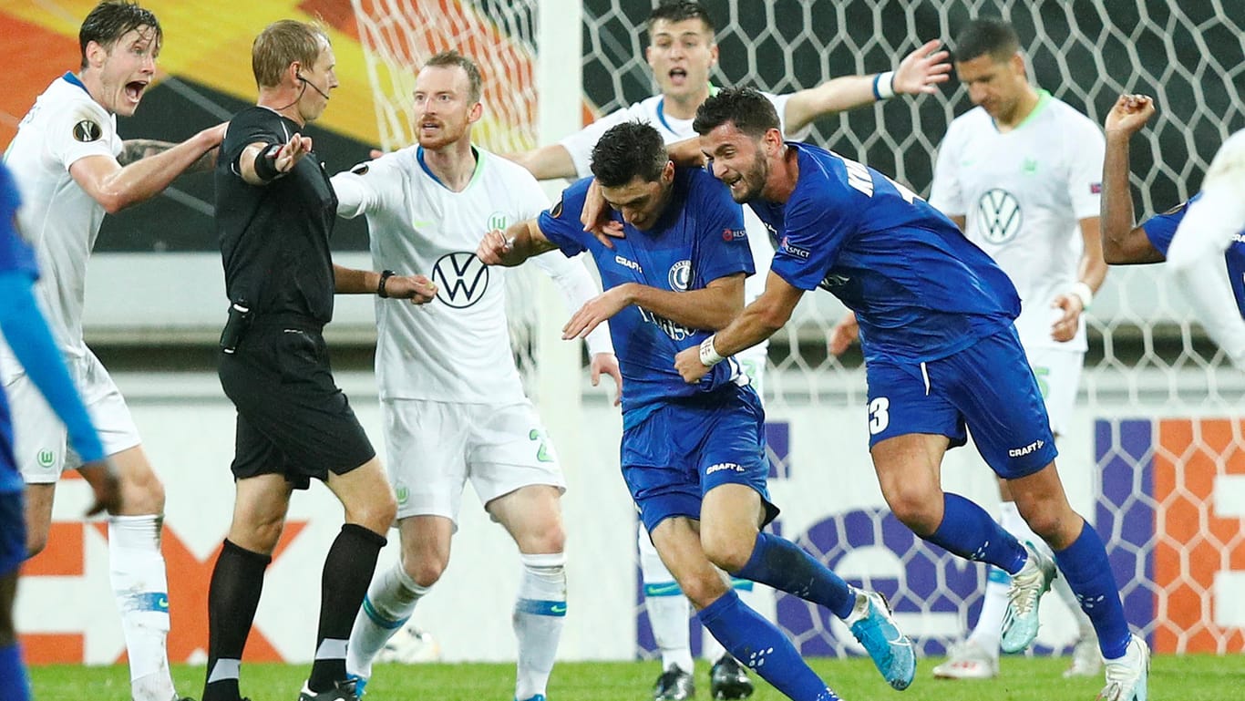 Gent jubelt, Wolfsburg meckert: Der Treffer zum 2:2 war höchst umstritten.