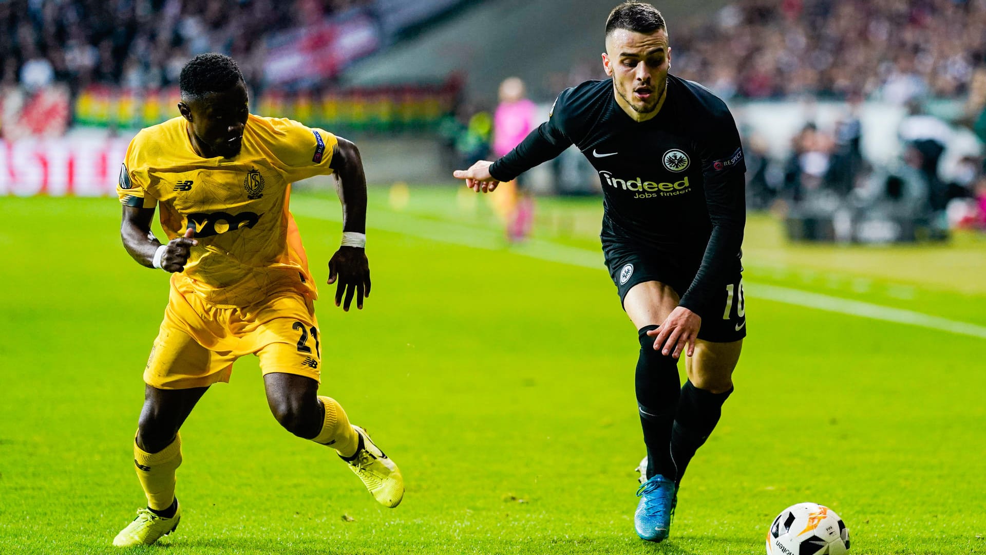 Lüttichs Collins Fai (l) und Frankfurts Filip Kostic laufen dem Ball nach.