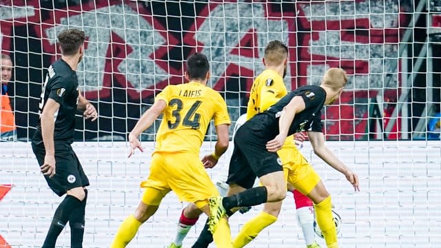 Eintrachts Martin Hinteregger (r) köpft zum 2:0.