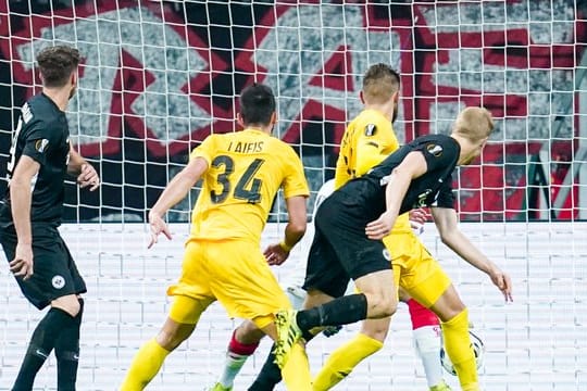 Eintrachts Martin Hinteregger (r) köpft zum 2:0.