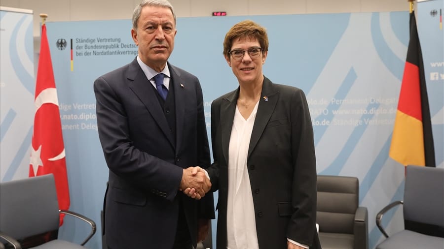 Hulusi Akar, Verteidigungsminister der Türkei, und Bundesverteidigungsministerin Annegret Kramp-Karrenbauer: In Brüssel trafen die Nato-Verteidigungsminister aufeinander.