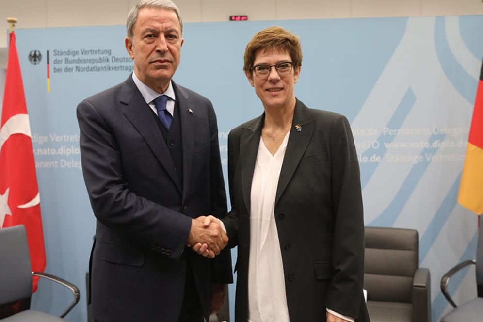 Hulusi Akar, Verteidigungsminister der Türkei, und Bundesverteidigungsministerin Annegret Kramp-Karrenbauer: In Brüssel trafen die Nato-Verteidigungsminister aufeinander.