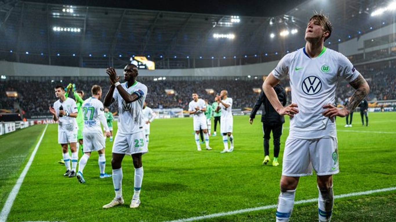 Enttäuscht: Die Wolfsburg-Spieler nach dem 2:2 in Gent.