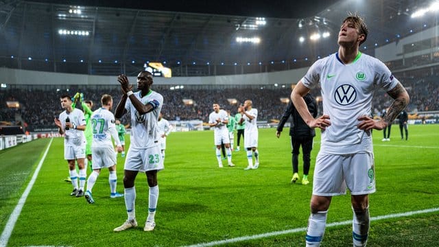 Enttäuscht: Die Wolfsburg-Spieler nach dem 2:2 in Gent.