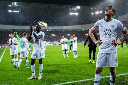 Enttäuscht: Die Wolfsburg-Spieler nach dem 2:2 in Gent.