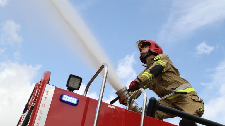 Feuerwehrübung in Greifswald: Einsatzkräfte müssen immer öfter auf Waldbrände und Überschwemmungen vorbereitet sein. (Symbolbild)