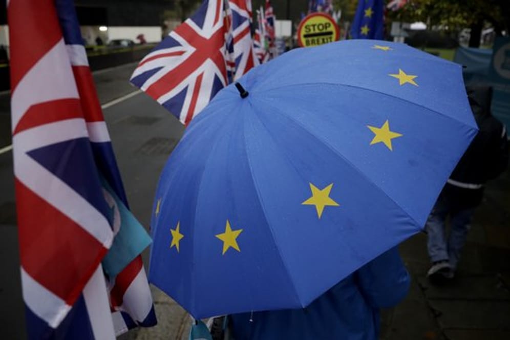 Ein Demonstrant zeigt seine Ablehnung gegen den Brexit vor dem britischen Parlament mit einem EU-Regenschirm.