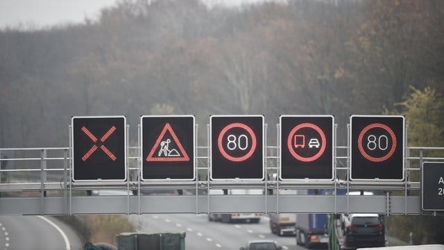 Das OLG Celle kassierte das Urteil zunächst, da es auf gesperrten Spuren kein Tempolimit geben kann. Das OLG Celle kassierte das Urteil zunächst, da es auf gesperrten Spuren kein Tempolimit geben kann.