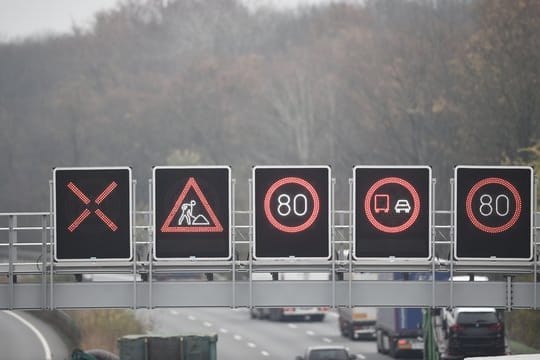 Das OLG Celle kassierte das Urteil zunächst, da es auf gesperrten Spuren kein Tempolimit geben kann.