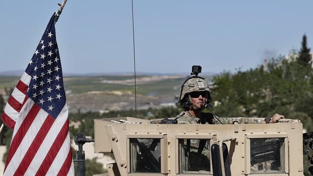 Ein US-Soldat im Frühjahr 2018 an einer Frontlinie in Syrien.