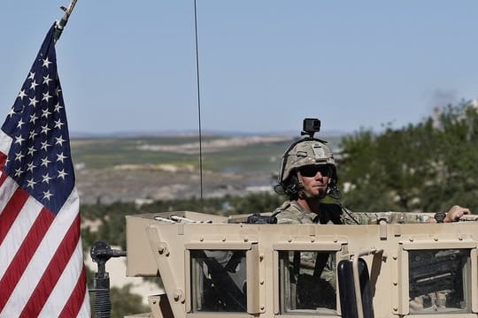 Ein US-Soldat im Frühjahr 2018 an einer Frontlinie in Syrien.