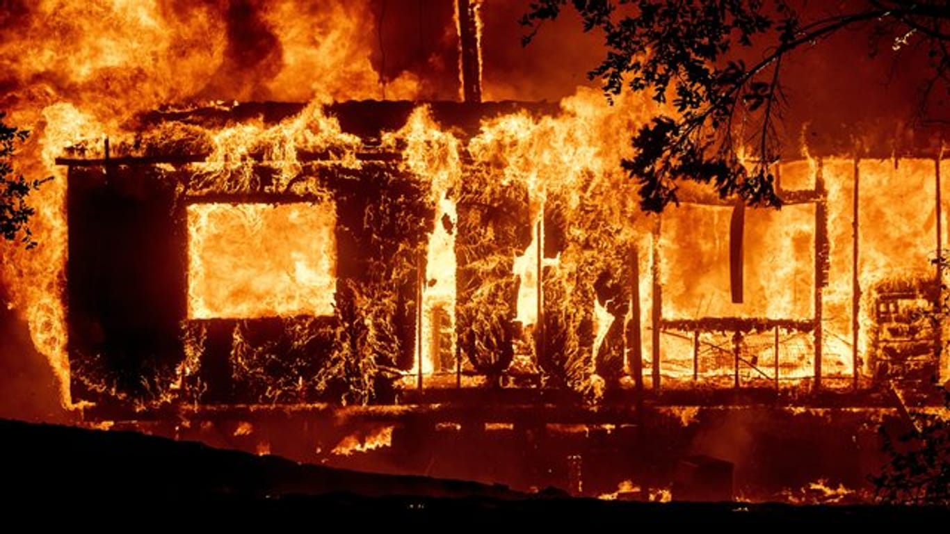 Ein brennendes Haus im Bezirk Sonoma.