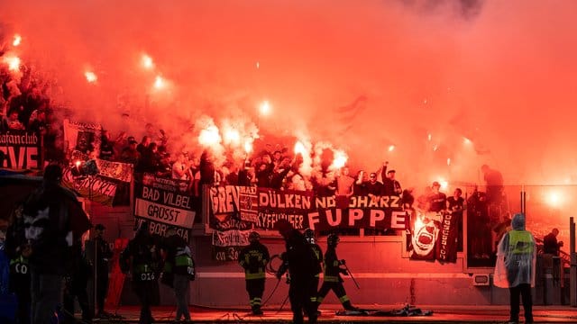 Gladbacher Fans brannten im Olympiastadion von Rom Bengalos ab.