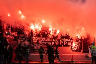 Gladbacher Fans brannten im Olympiastadion von Rom Bengalos ab.