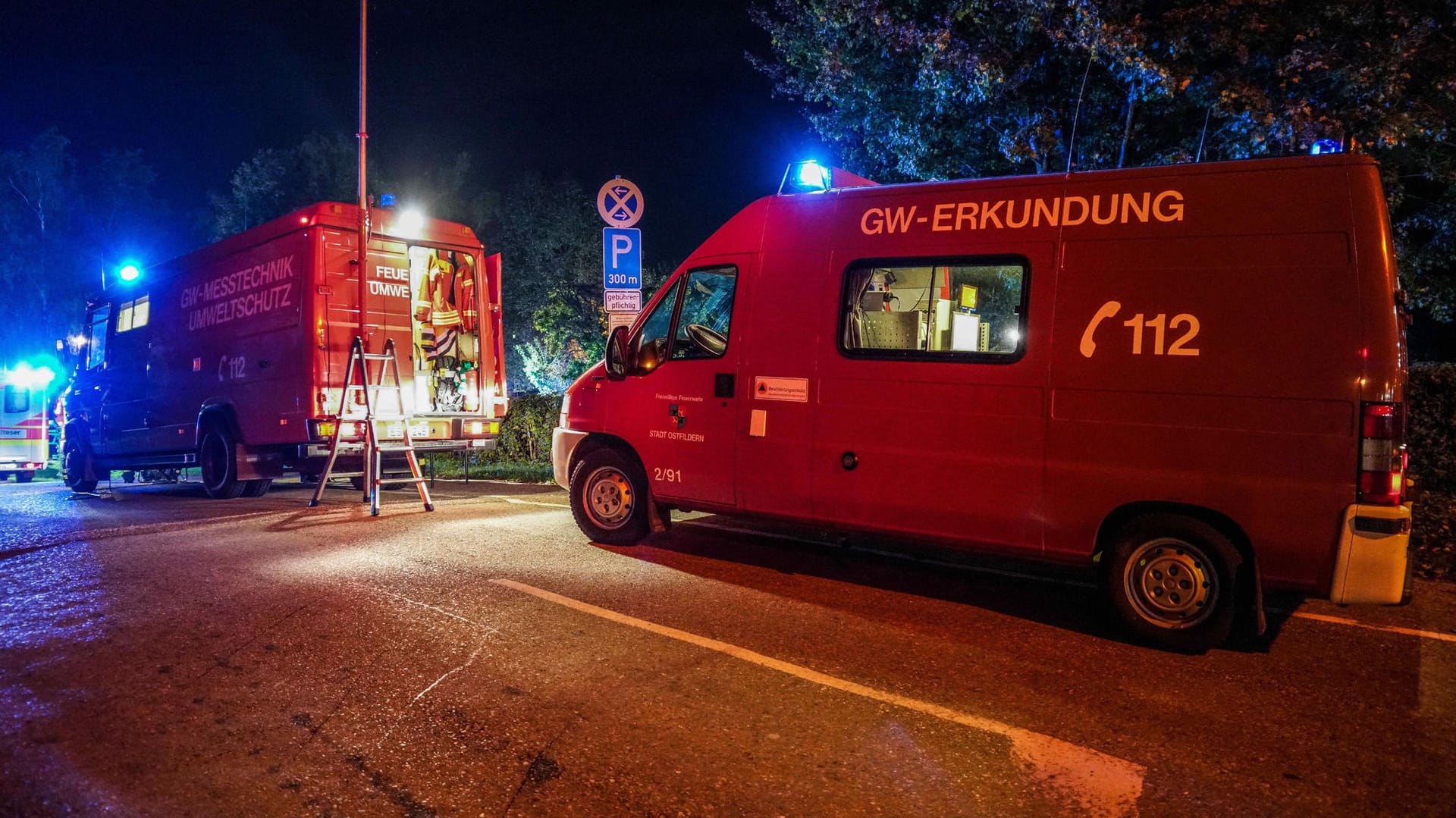 Einsatzfahrzeuge am Fußballplatz: Die Polizei vermutet als Ursache die Gülle auf dem Nachbarfeld.