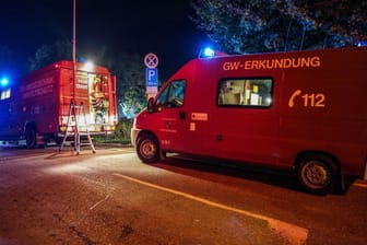 Einsatzfahrzeuge am Fußballplatz: Die Polizei vermutet als Ursache die Gülle auf dem Nachbarfeld.