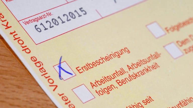 Ausschnitt einer Krankmeldung: Der "gelbe Schein" auf Papier soll abgeschafft werden.