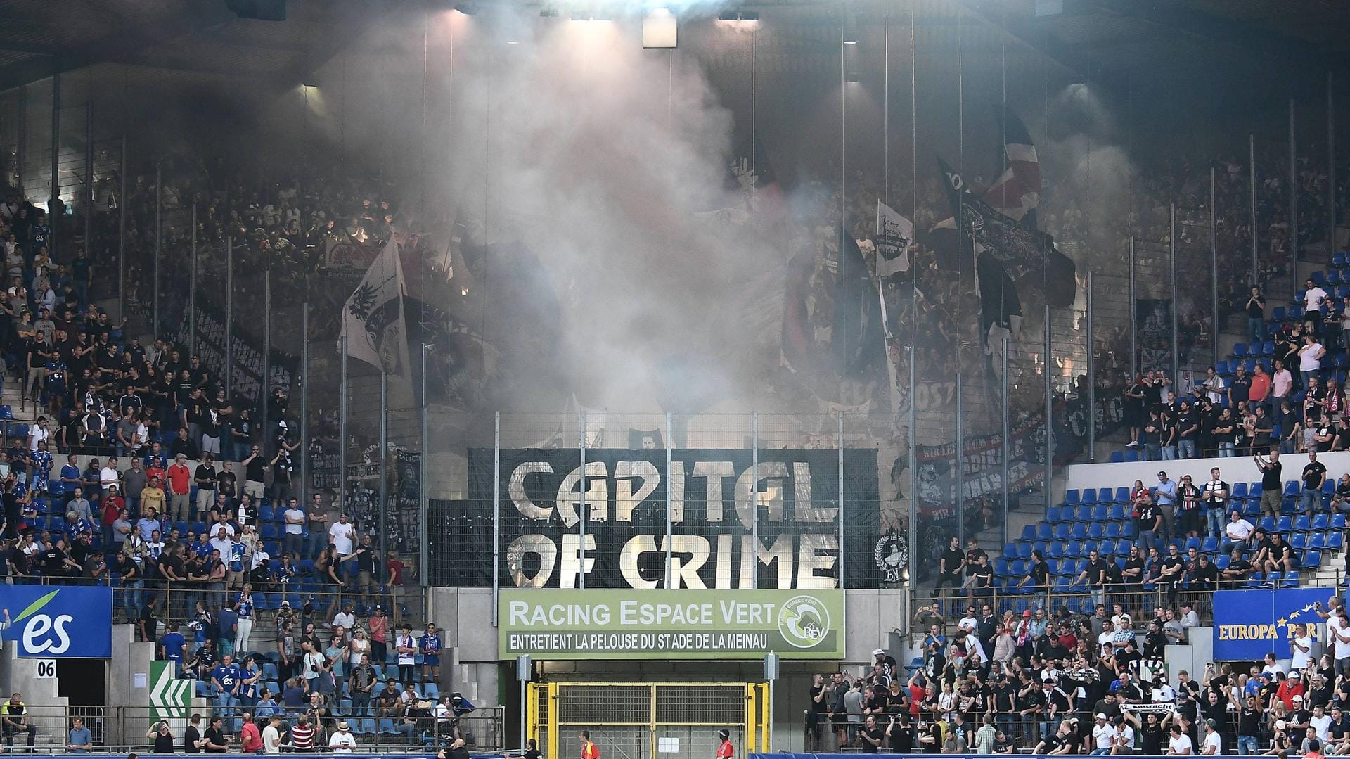 Eintracht-Fans zünden Pyrotechnik: Aufgrund mehrerer Vergehen wurden die Hessen mit einem Zuschauerausschluss für die Spiele in Lüttich und bei Arsenal London bestraft.