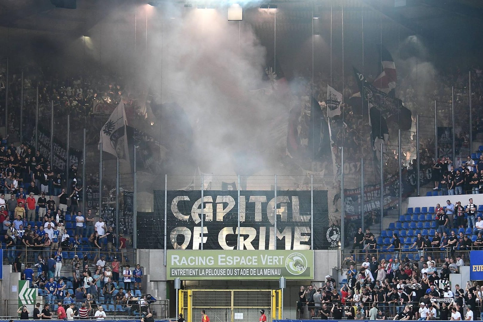 Eintracht-Fans zünden Pyrotechnik: Aufgrund mehrerer Vergehen wurden die Hessen mit einem Zuschauerausschluss für die Spiele in Lüttich und bei Arsenal London bestraft.
