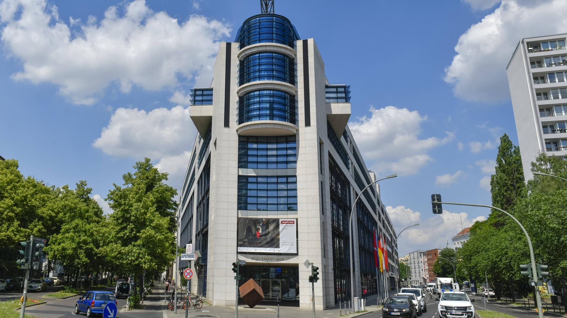 Die SPD-Zentrale in Berlin: Das Willy-Brandt-Haus, in dem die SPD residiert, wurde am Donnerstag von Unbekannten attackiert. Die SPD-Zentrale in Berlin: Das Willy-Brandt-Haus, in dem die SPD residiert, wurde am Donnerstag von Unbekannten attackiert.