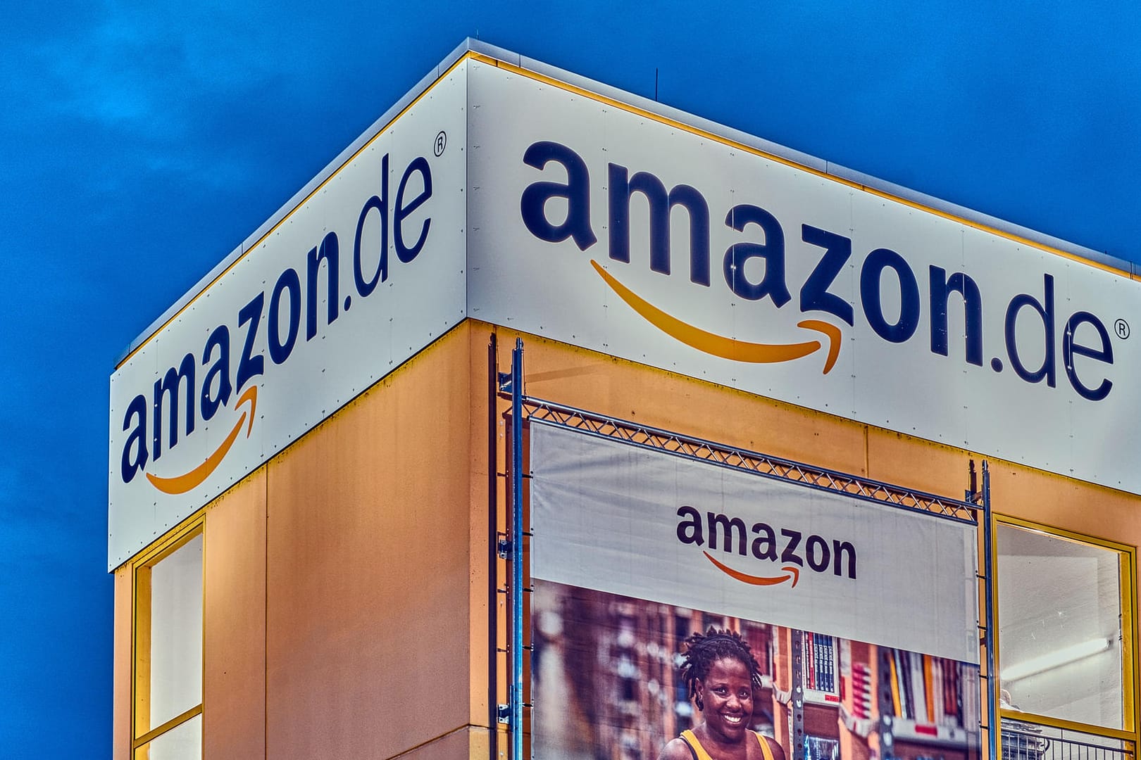 Amazon Distribution GmbH in Leipzig: Amazon investiert massiv in seine Versandlogistik, um "Prime"-Kunden das Versprechen von Lieferungen innerhalb von 24 Stunden zu erfüllen. Amazon Distribution GmbH in Leipzig: Amazon investiert massiv in seine Versandlogistik, um "Prime"-Kunden das Versprechen von Lieferungen innerhalb von 24 Stunden zu erfüllen.