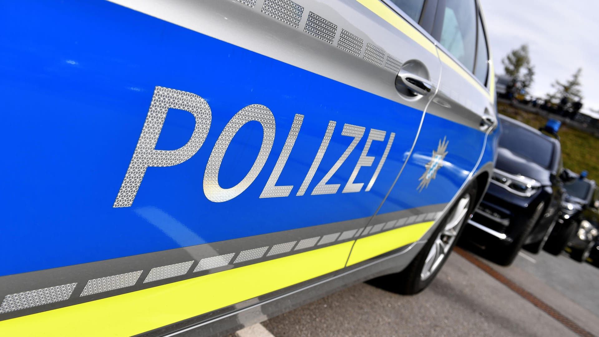 Ein Streifenwagen der Polizei: Am Freitagmorgen wurde eine Postfiliale in Bonn-Mehlem überfallen.