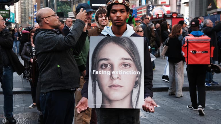 Aktivisten der "Extinction Rebellion" demonstrieren in New York City: Der Mensch bedroht sich selbst.