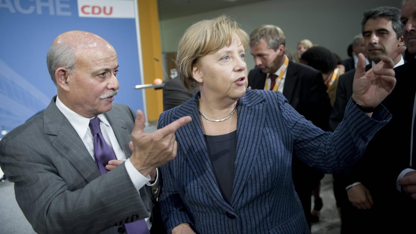 Rifkin und Angela Merkel 2011 am Rande einer Tagung zu nachhaltigem Wachstum: Er findet sehr lobende Worte für die Kanzlerin.