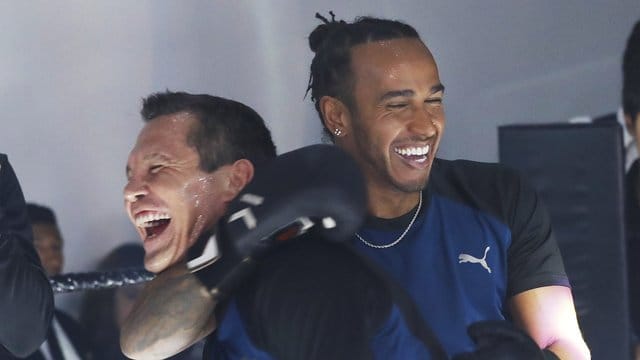 Lewis Hamilton und Julio César Chávez (l) im Boxring.