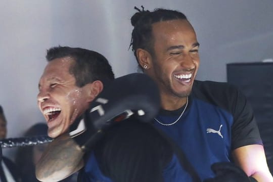 Lewis Hamilton und Julio César Chávez (l) im Boxring.