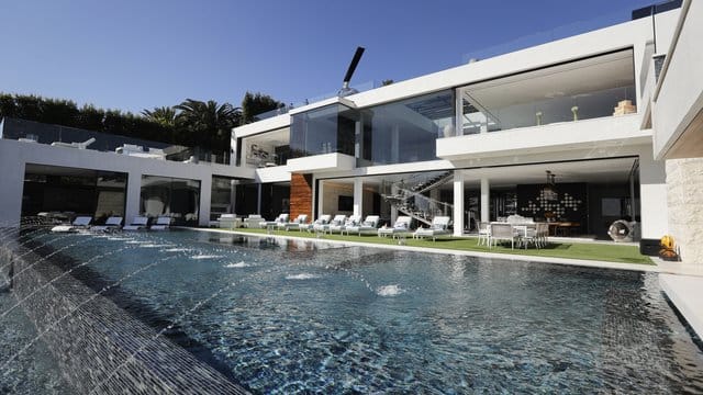 Pool-Bereich und Sonnenterrasse: Das Mega-Anwesen wechselte für 94 Millionen US-Dollar den Besitzer. Pool-Bereich und Sonnenterrasse: Das Mega-Anwesen wechselte für 94 Millionen US-Dollar den Besitzer.