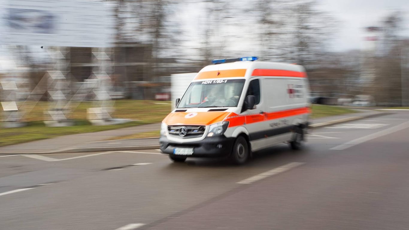 Krankenwagen auf dem Weg zum Einsatz: Der verstorbene Mann konnte bisher nicht identifiziert werden (Symbolbild).