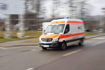 Krankenwagen auf dem Weg zum Einsatz: Der verstorbene Mann konnte bisher nicht identifiziert werden (Symbolbild).