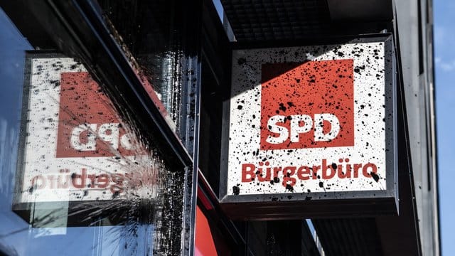 Am Willy-Brandt-Haus sind die Spuren des Angriffs in der Nacht zu sehen. Am Willy-Brandt-Haus sind die Spuren des Angriffs in der Nacht zu sehen.