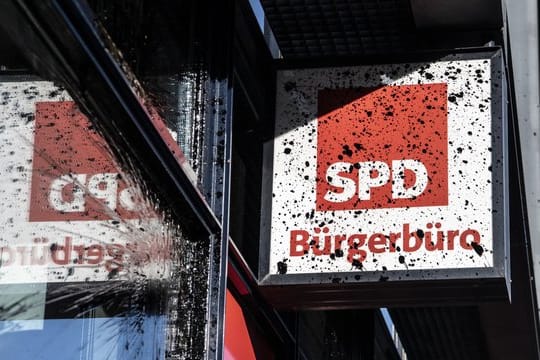 Am Willy-Brandt-Haus sind die Spuren des Angriffs in der Nacht zu sehen.