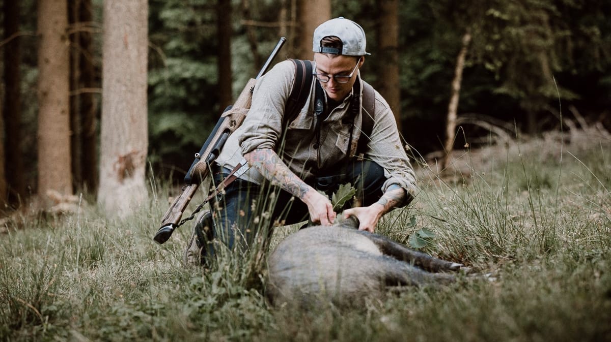 Markus Junglas vor einem erlegten Tier: Der 32-Jährige schießt sein Wild, das er im Laden anbietet, zum Teil selbst.