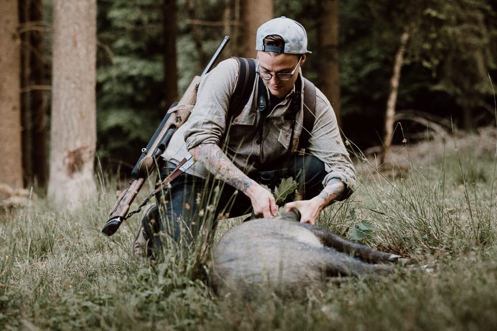 Markus Junglas vor einem erlegten Tier: Der 32-Jährige schießt sein Wild, das er im Laden anbietet, zum Teil selbst.