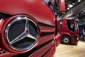 Moderne Zugmaschinen von Daimler: Anschaffungs- und Betriebskosten von Lkw und Bussen mit Elektroantrieb sind noch immer höher als bei Dieselfahrzeugen.