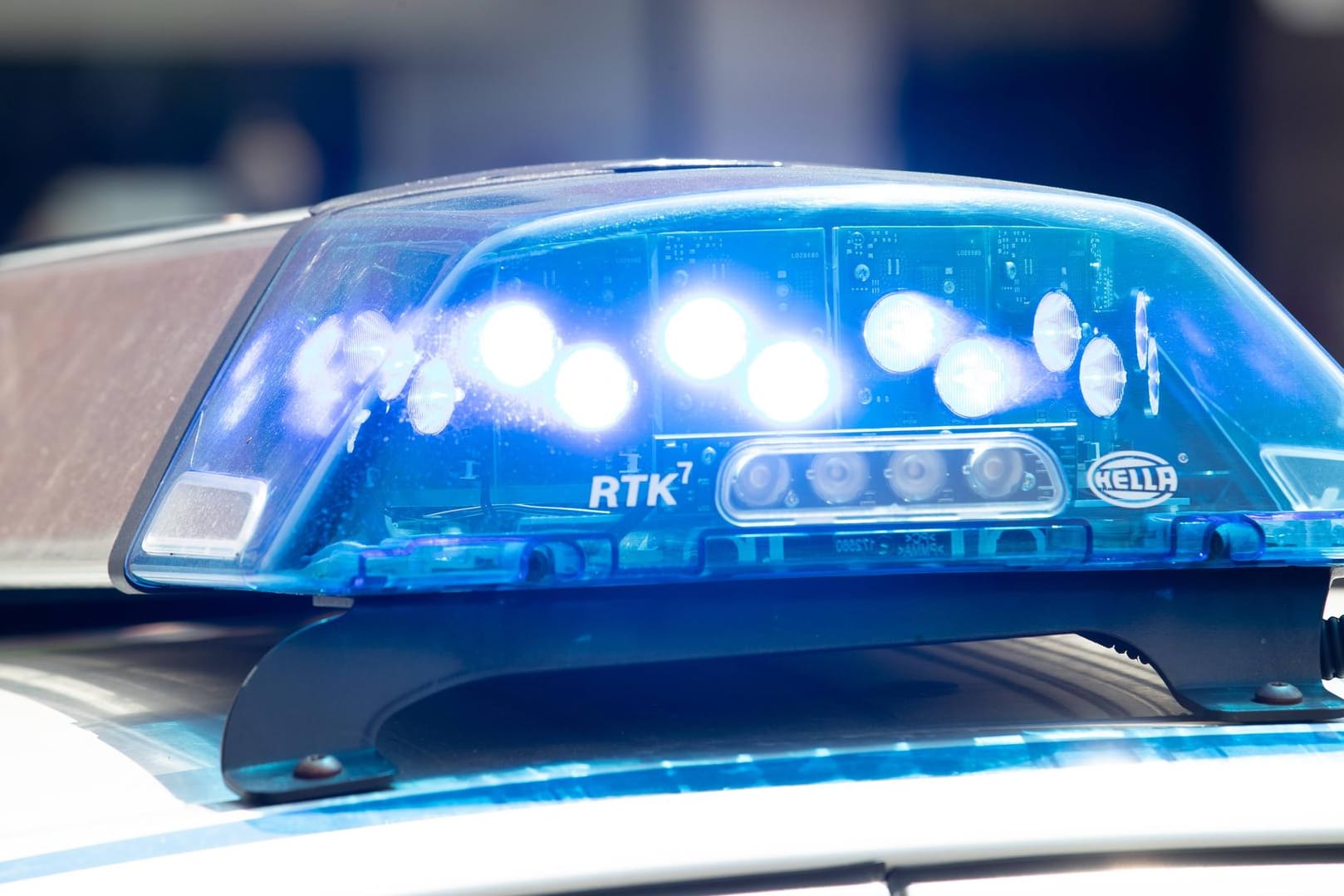 Blaulicht eines Polizeiautos: In elf Bundesländern durchsuchten die Beamten Wohnungen von Verdächtigten (Symbolfoto).