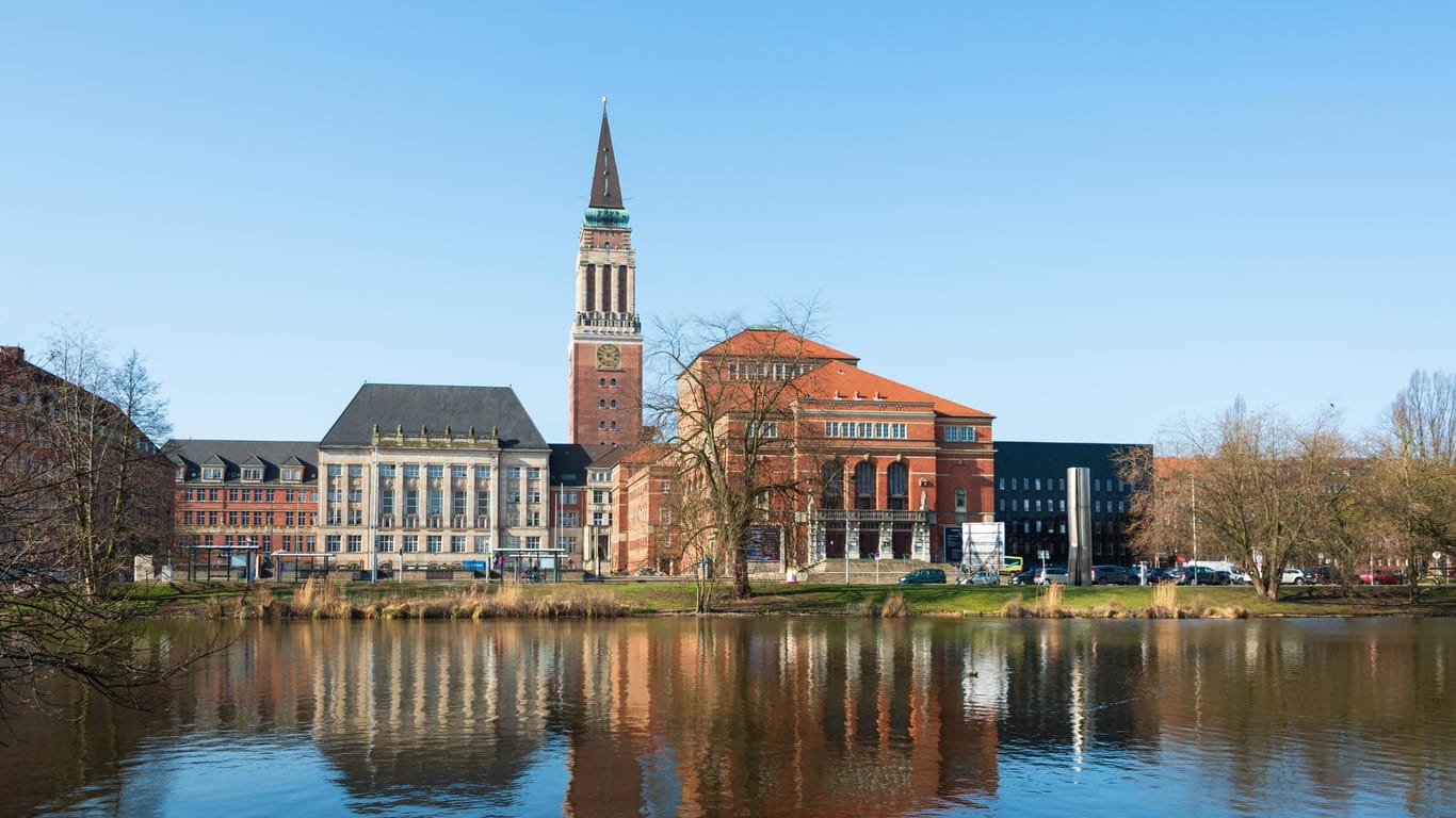 Kieler Innenstadt im Morgenlicht: Wer macht das Rennen um den Chefposten im Rathaus?