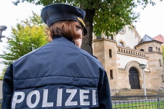 Eine Polizistin vor einer Synagoge: Nach dem Anschlag in Halle war der Schutz von jüdischen Einrichtungen Thema bei der Konferenz der Ministerpräsidenten.