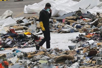 Ein Ermittler zwischen den Trümmern der abgestürzten Boeing: Im Abschlussbericht wird der Flugzeughersteller scharf kritisiert (Archivbild).