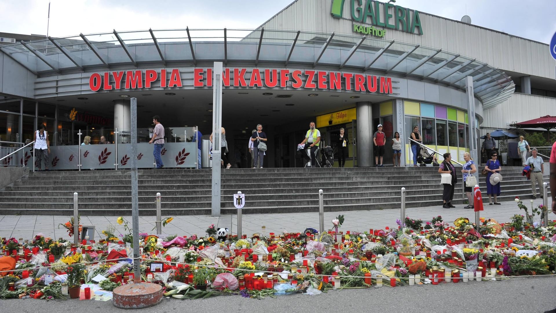 Blumen vor dem Olympia Einkaufszentrum in München: Neun Menschen wurden 2016 von einem 18-Jährigen hier und in einem Schnellrestaurant getötet (Archivbild). Blumen vor dem Olympia Einkaufszentrum in München: Neun Menschen wurden 2016 von einem 18-Jährigen hier und in einem Schnellrestaurant getötet (Archivbild).