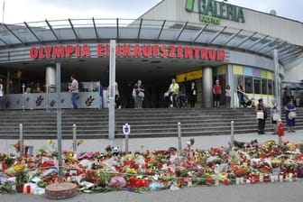 Blumen vor dem Olympia Einkaufszentrum in München: Neun Menschen wurden 2016 von einem 18-Jährigen hier und in einem Schnellrestaurant getötet (Archivbild).