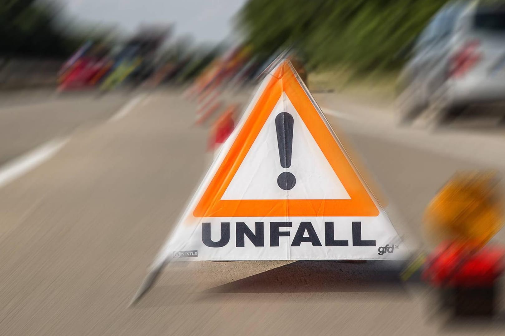 Unfall-Hinweisschild der Polizei: Das Auto des Unfallfahrers hat sich mehrfach überschlagen (Symbolbild).