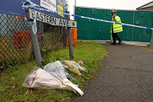 Blumensträuße erinnern am Straßenrand im Industriegebiet in Grays an die 39 Toten.