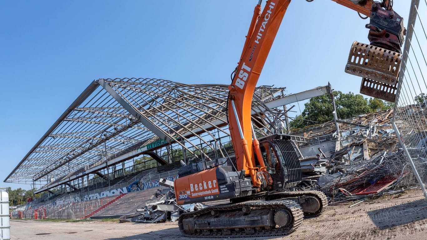 Bauarbeiten im Wildparkstadion: Um den Neubau gibt es Streit.