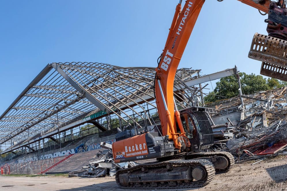 Bauarbeiten im Wildparkstadion: Um den Neubau gibt es Streit.