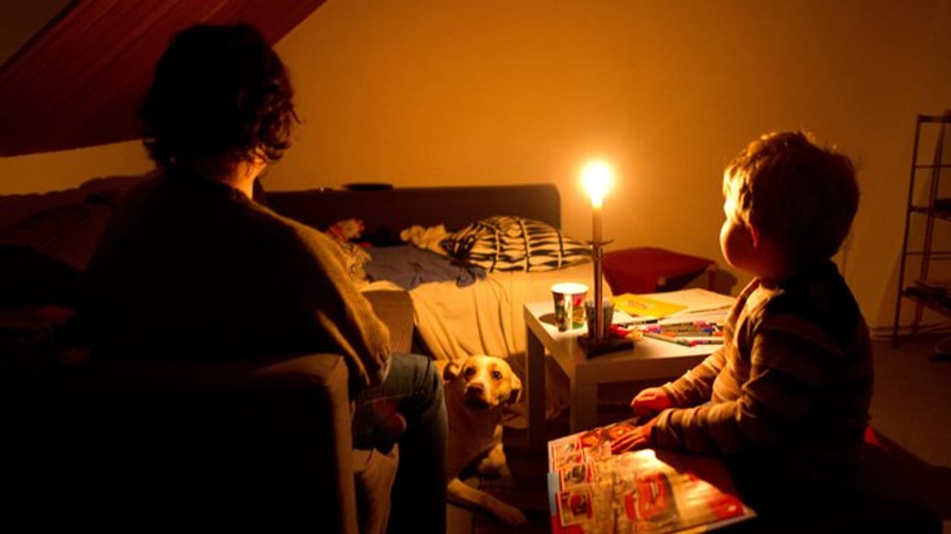Jedes Jahr wird Tausenden Menschen in Deutschland wegen ausstehender Zahlungen der Strom abgestellt.