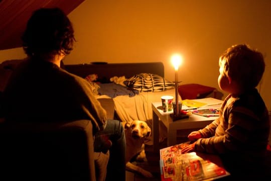 Jedes Jahr wird Tausenden Menschen in Deutschland wegen ausstehender Zahlungen der Strom abgestellt. Jedes Jahr wird Tausenden Menschen in Deutschland wegen ausstehender Zahlungen der Strom abgestellt.